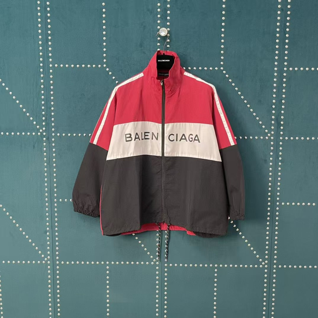 The first generation of red spliced slogan stormcoat jacket