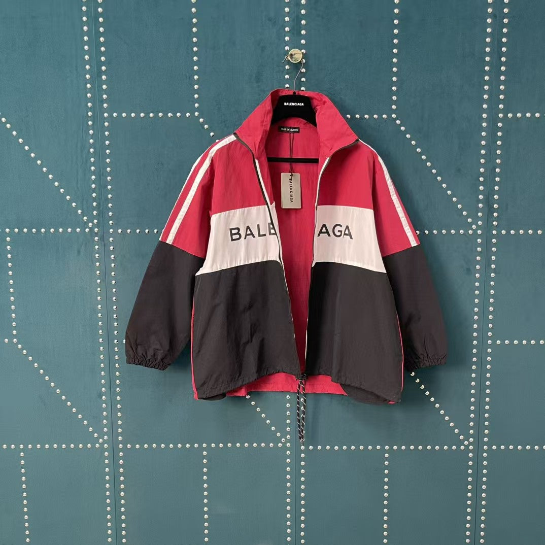 The first generation of red spliced slogan stormcoat jacket