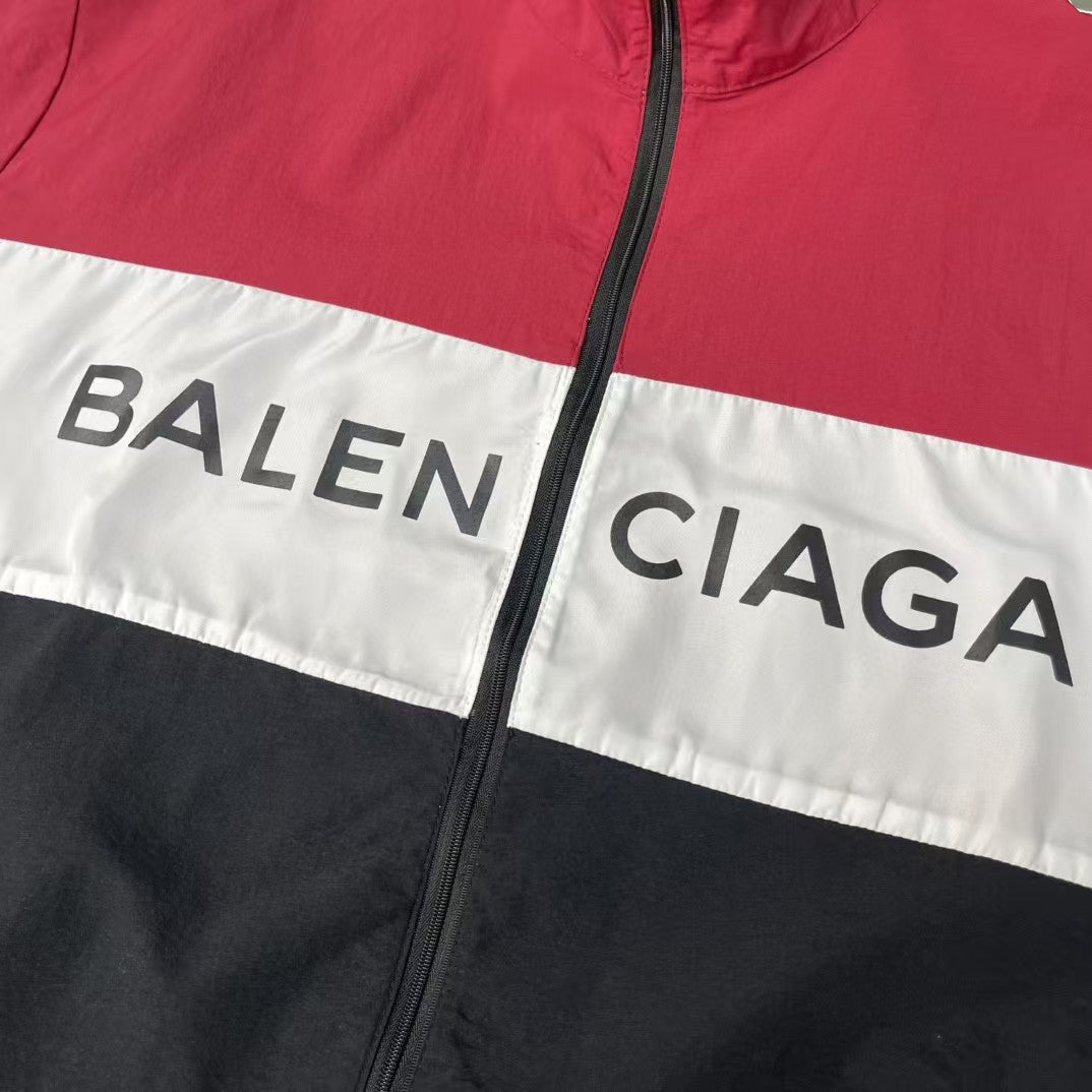 The first generation of red spliced slogan stormcoat jacket