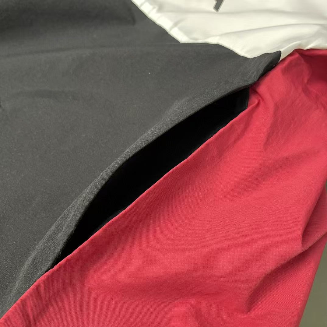 The first generation of red spliced slogan stormcoat jacket