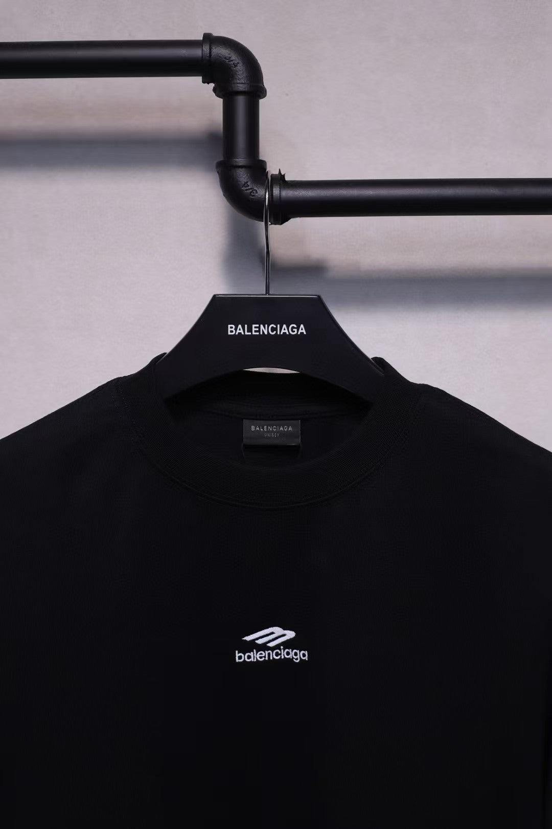 Small logo letter embroidered short sleeved T-shirt