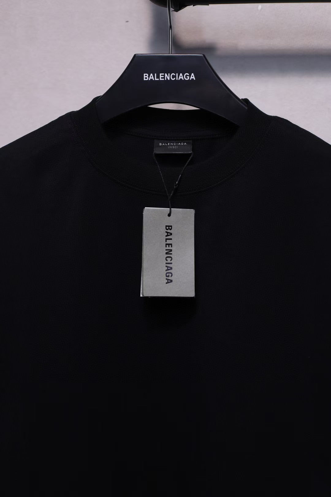 Small logo letter embroidered short sleeved T-shirt