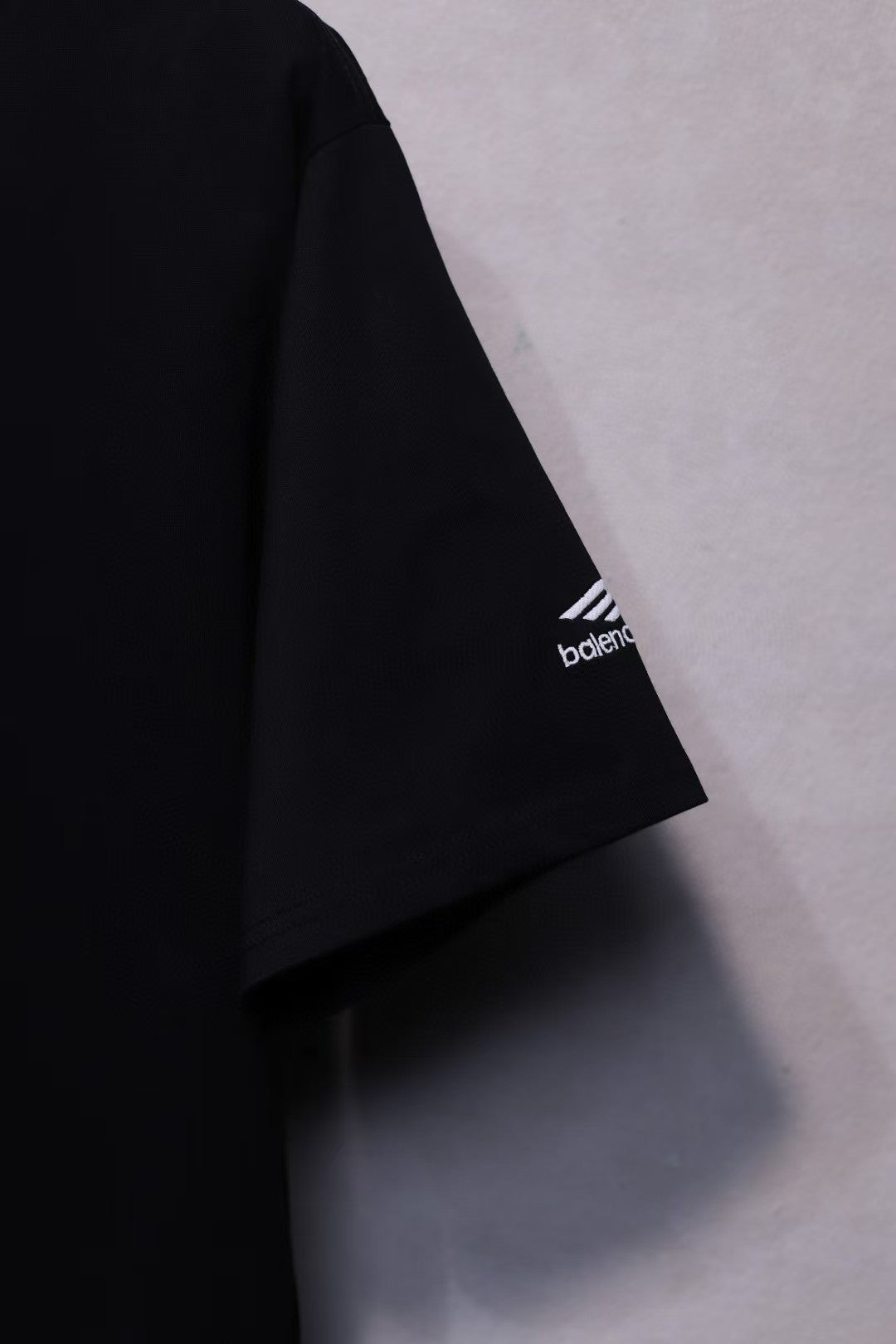Small logo letter embroidered short sleeved T-shirt