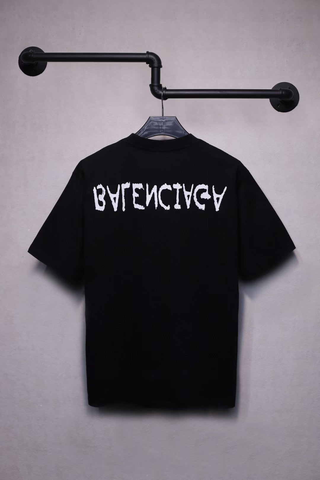 Front and back letter graffiti printed short sleeved T-shirt