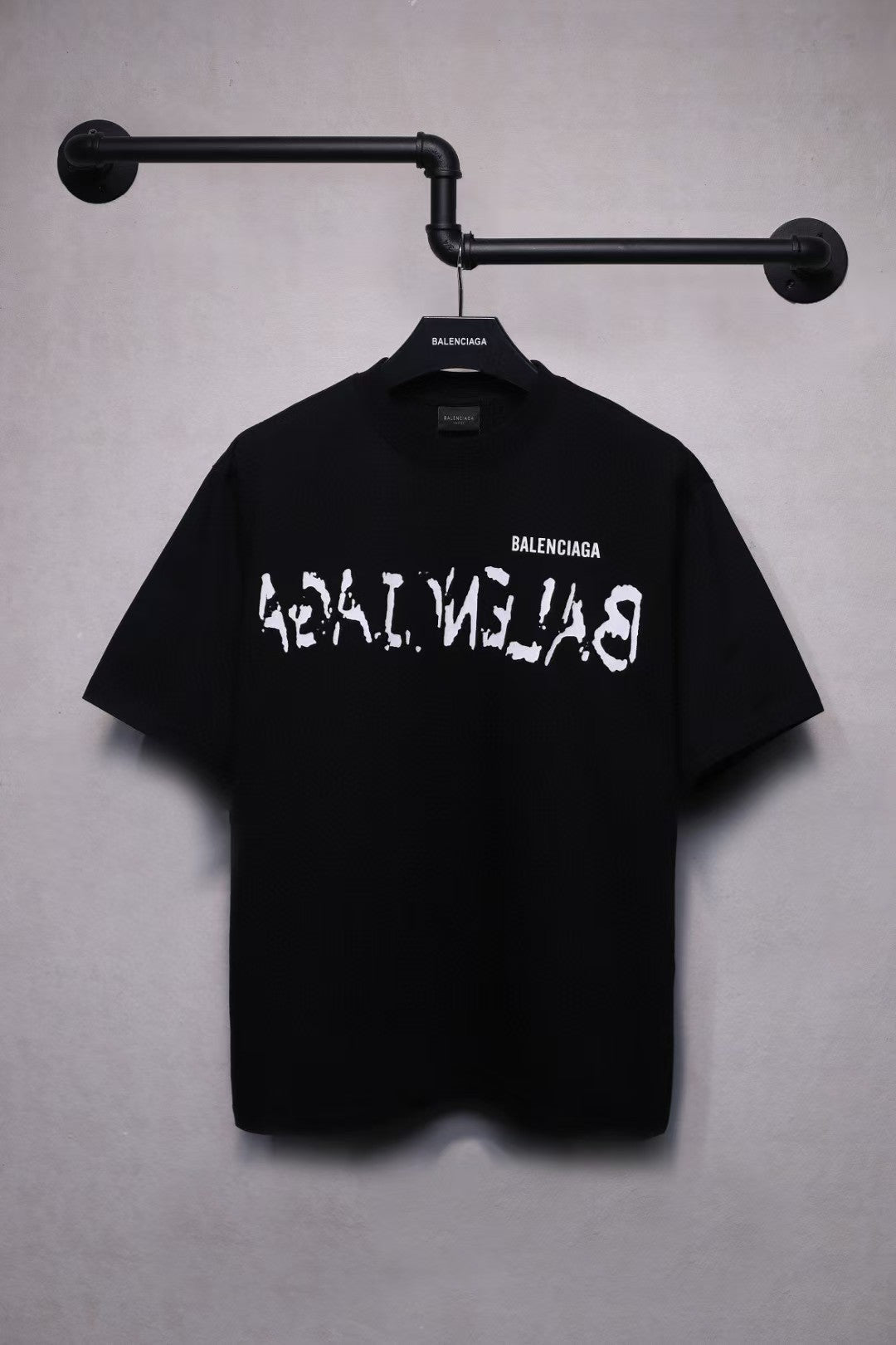 Front and back letter graffiti printed short sleeved T-shirt