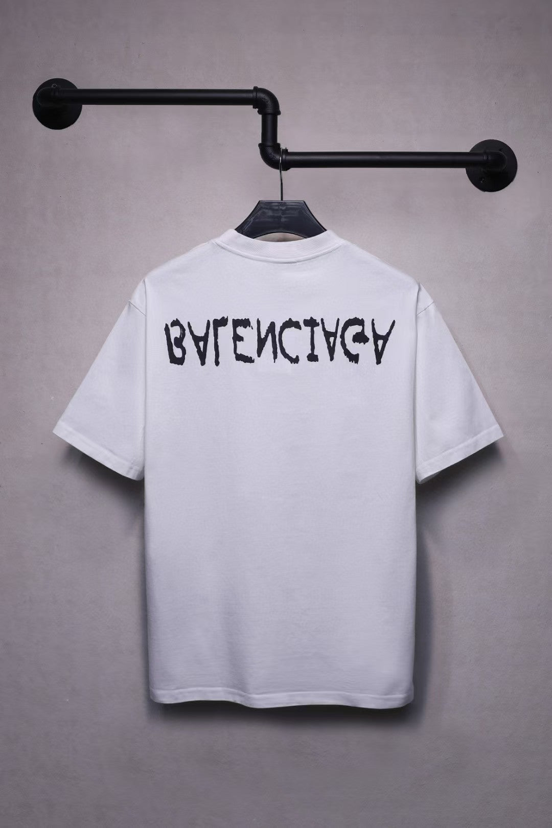 Front and back letter graffiti printed short sleeved T-shirt