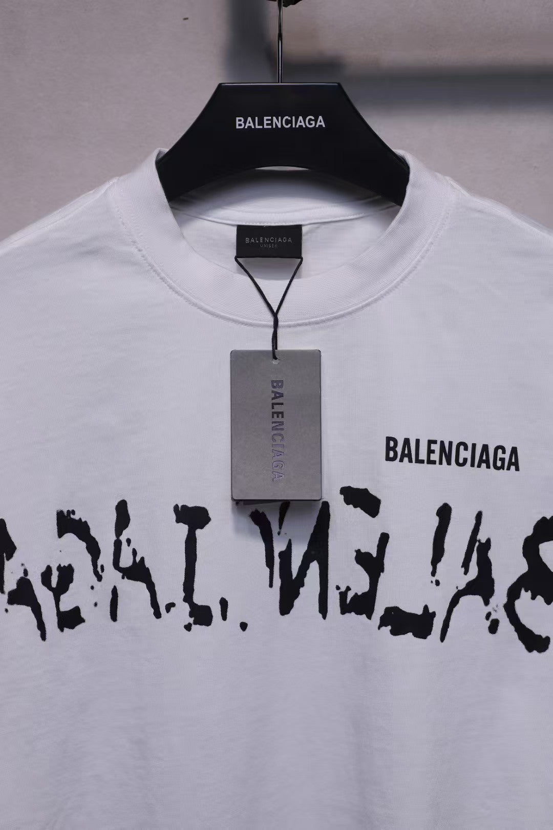 Front and back letter graffiti printed short sleeved T-shirt