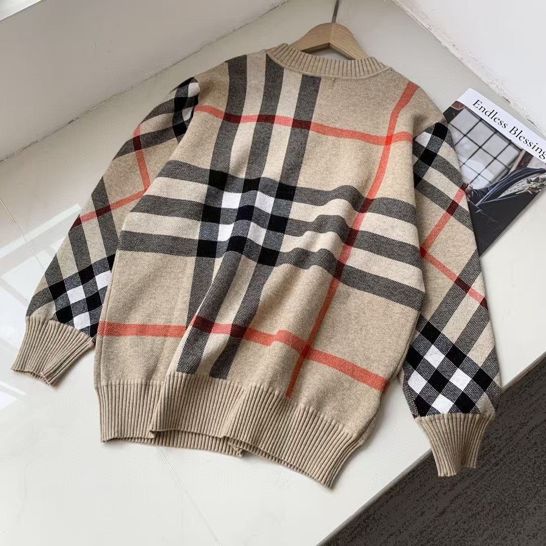 Classic plaid round neck long sleeved sweater
