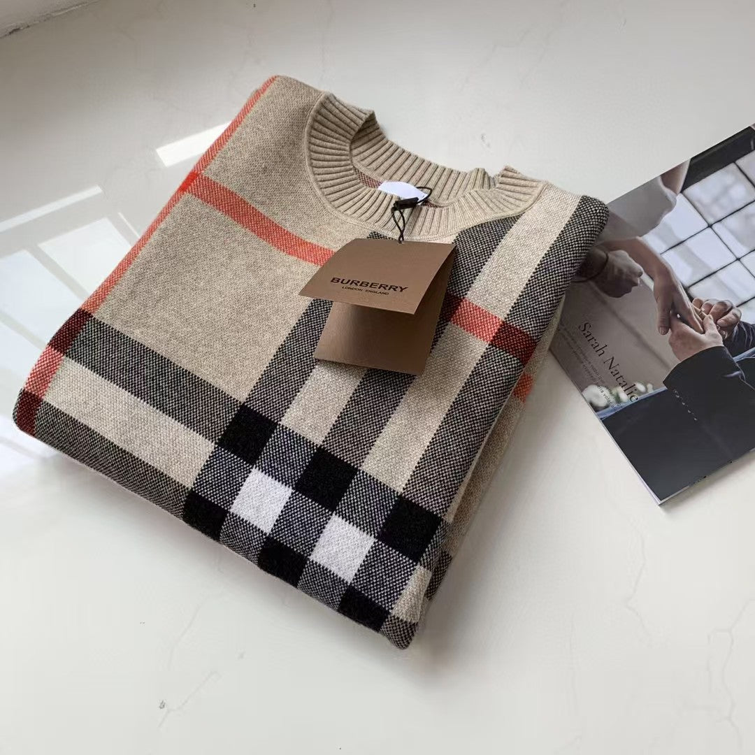 Classic plaid round neck long sleeved sweater