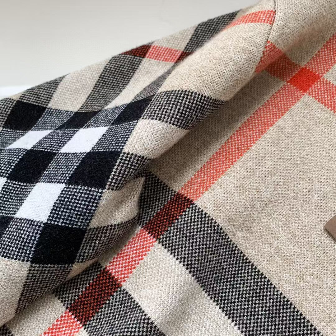 Classic plaid round neck long sleeved sweater