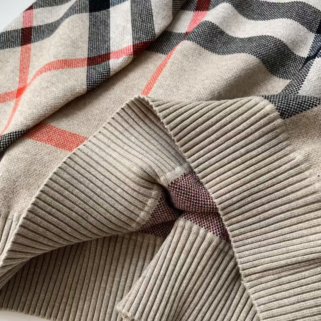 Classic plaid round neck long sleeved sweater