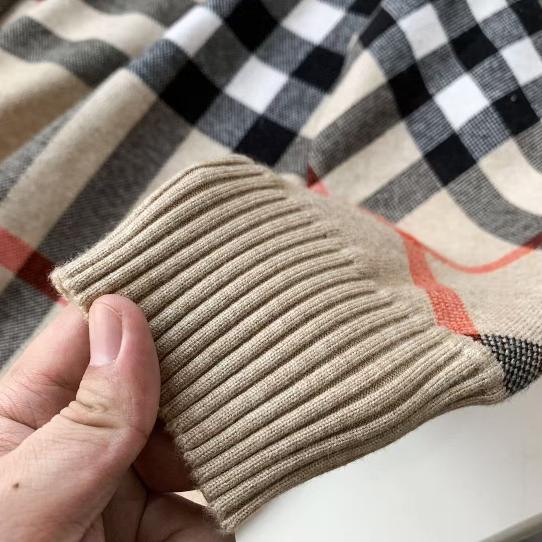 Classic plaid round neck long sleeved sweater