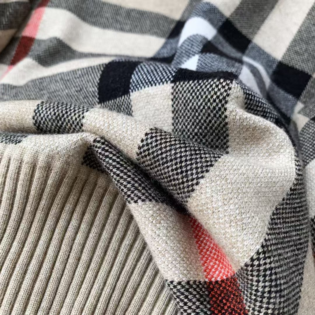 Classic plaid round neck long sleeved sweater