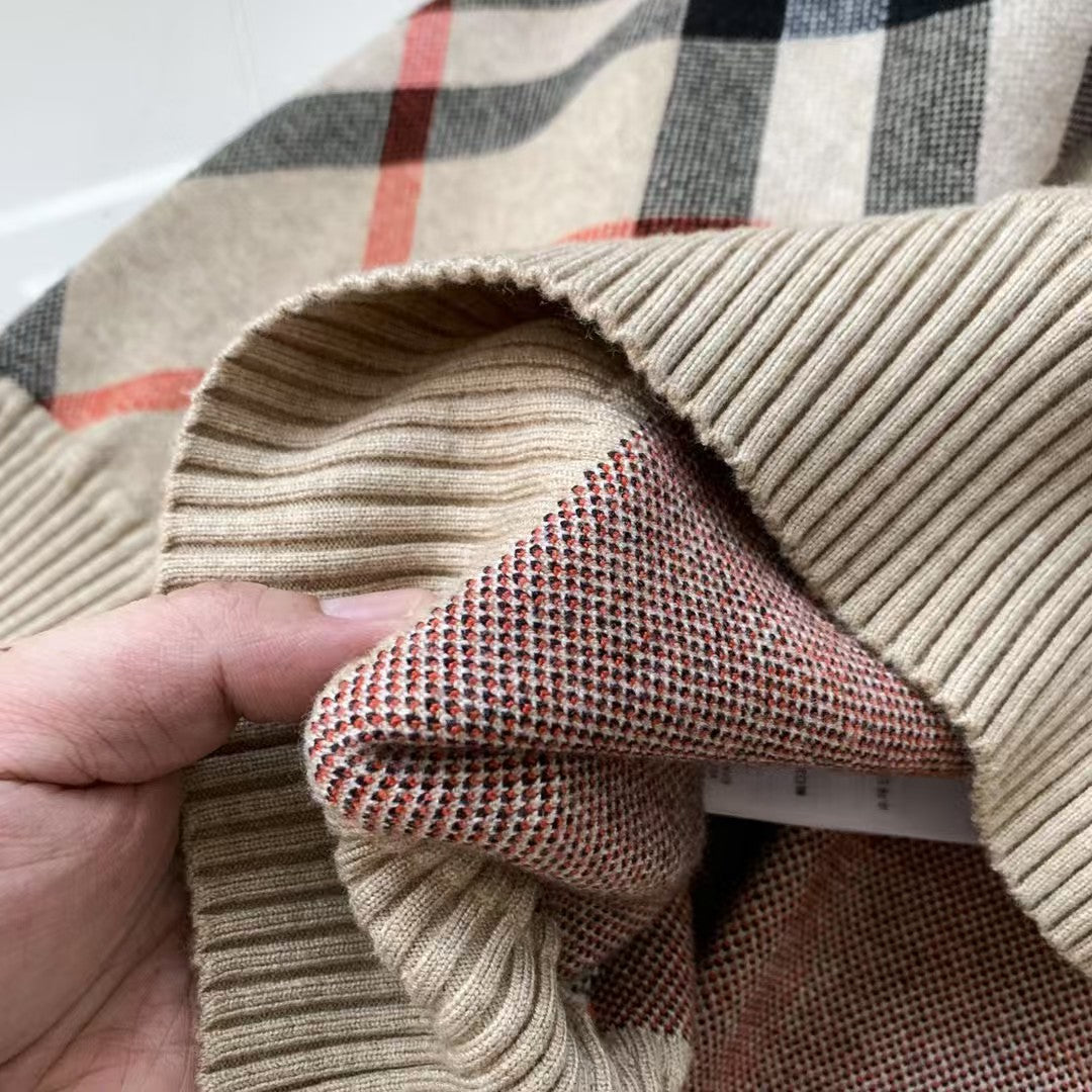 Classic plaid round neck long sleeved sweater