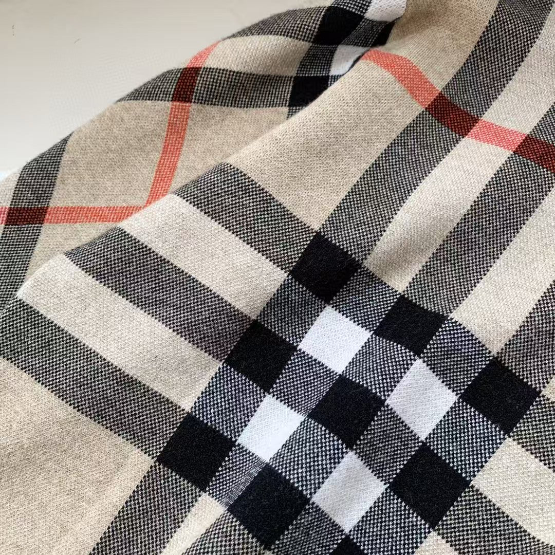 Classic plaid round neck long sleeved sweater