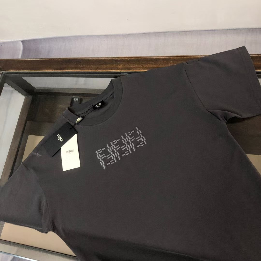 Embroidered letter round neck short sleeved T-shirt