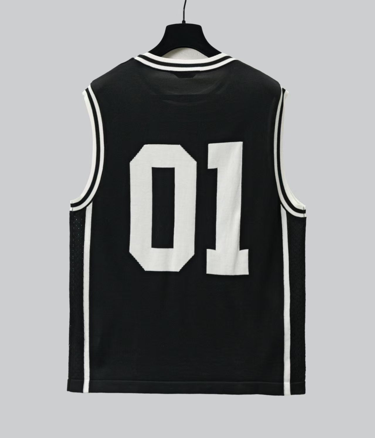 Black and white jacquard adhesive sports knitted vest