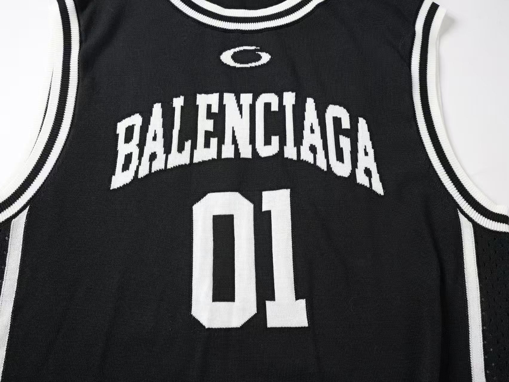 Black and white jacquard adhesive sports knitted vest