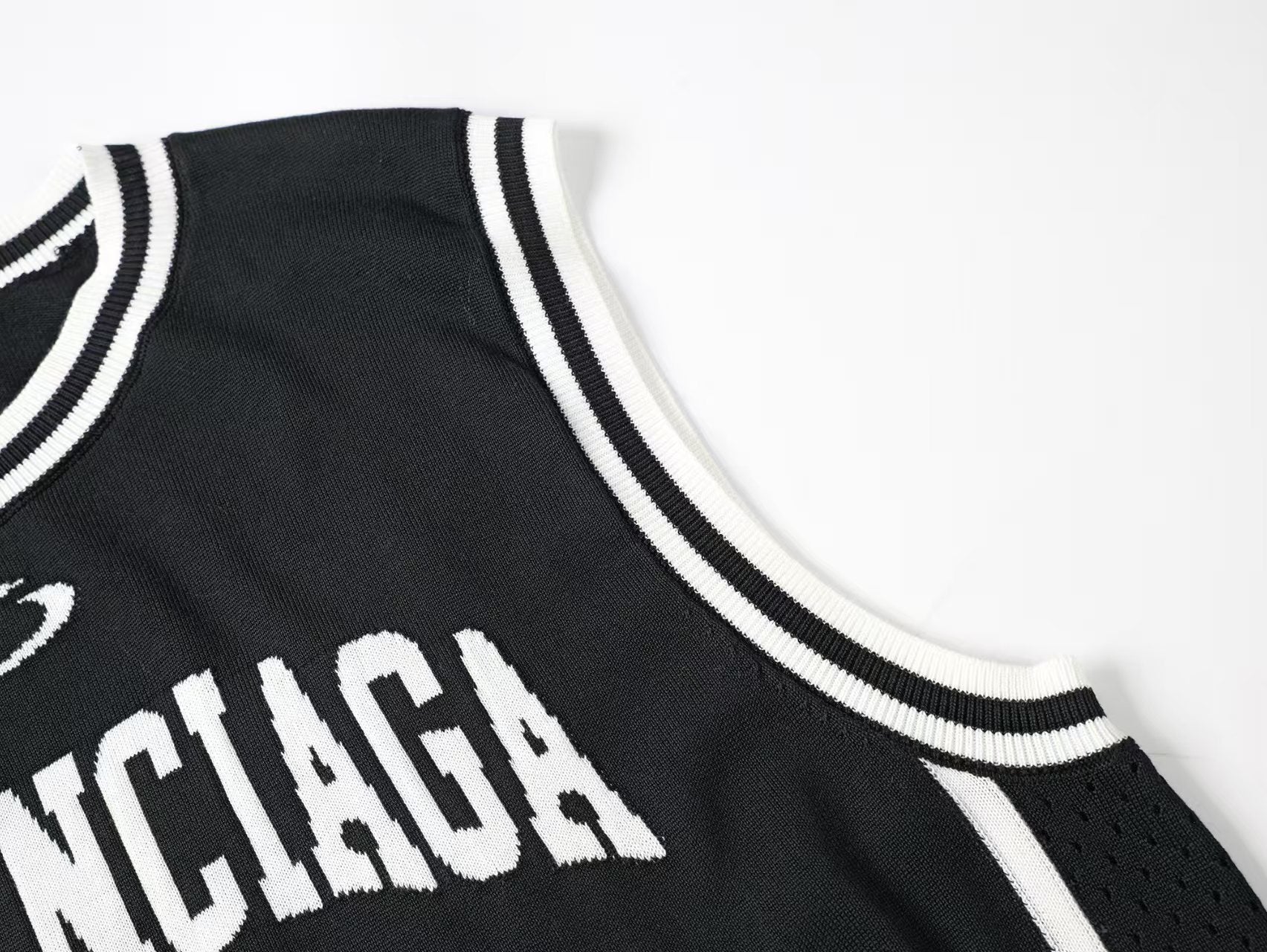 Black and white jacquard adhesive sports knitted vest
