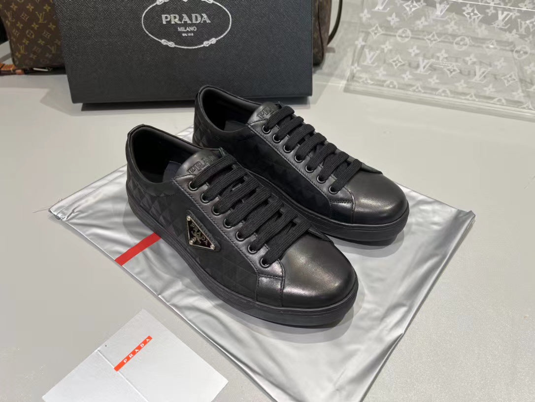 Classic black men's shoes sports shoes