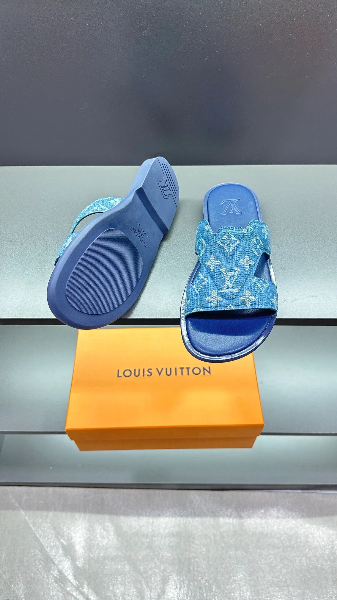 logo graphic slippers