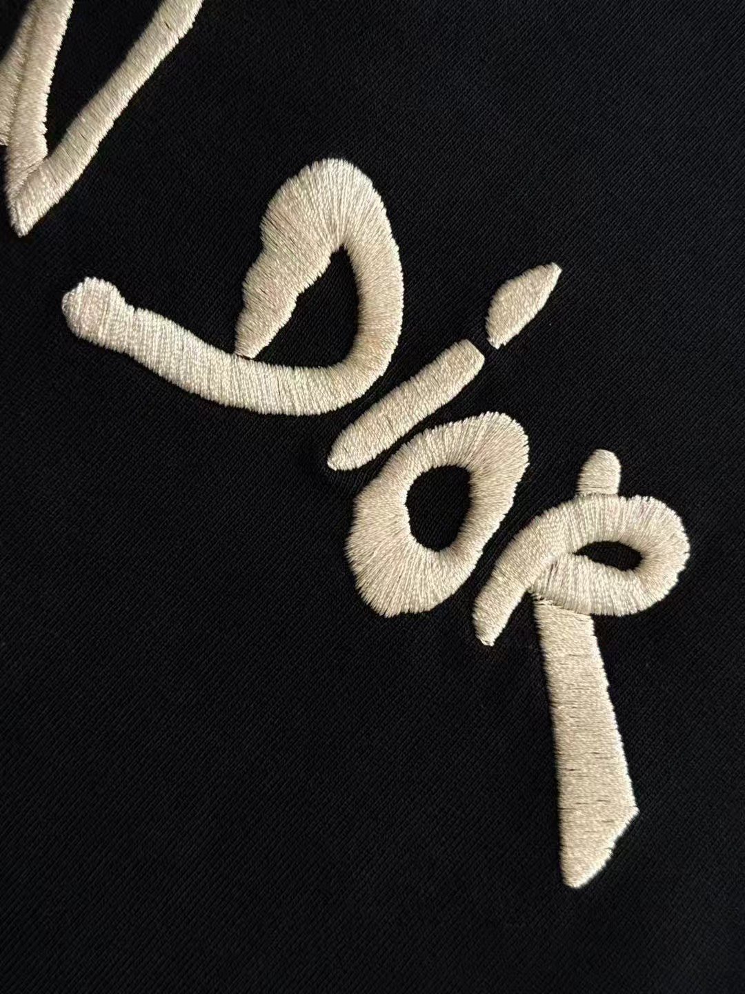Embroidered round neck T-shirt