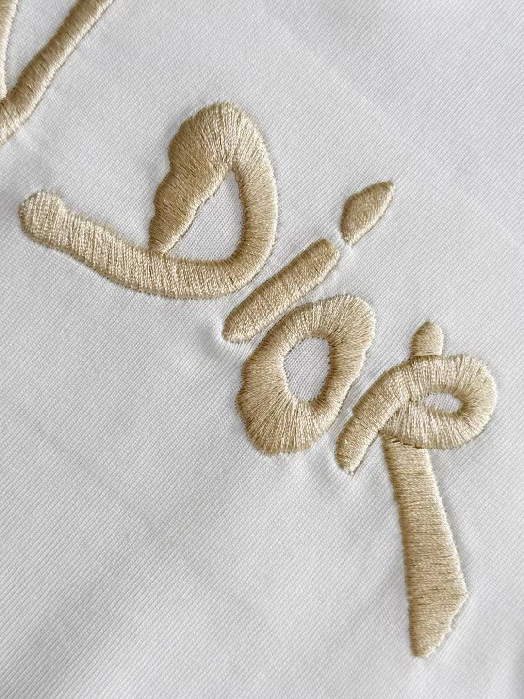 Embroidered round neck T-shirt