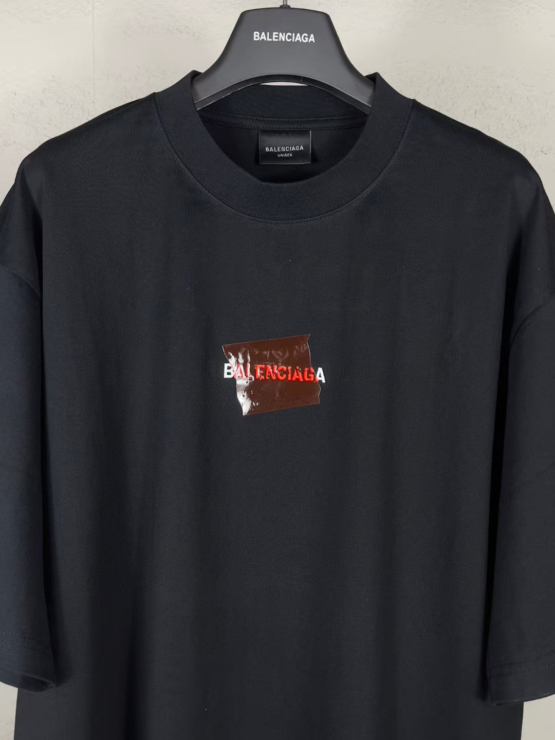 Embroidered tape pressed short sleeved T-shirt