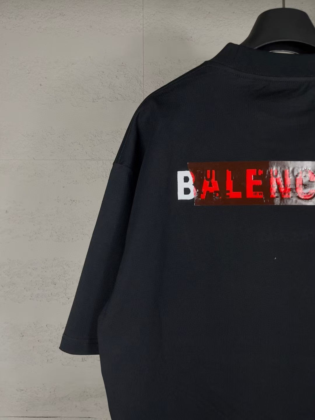 Embroidered tape pressed short sleeved T-shirt