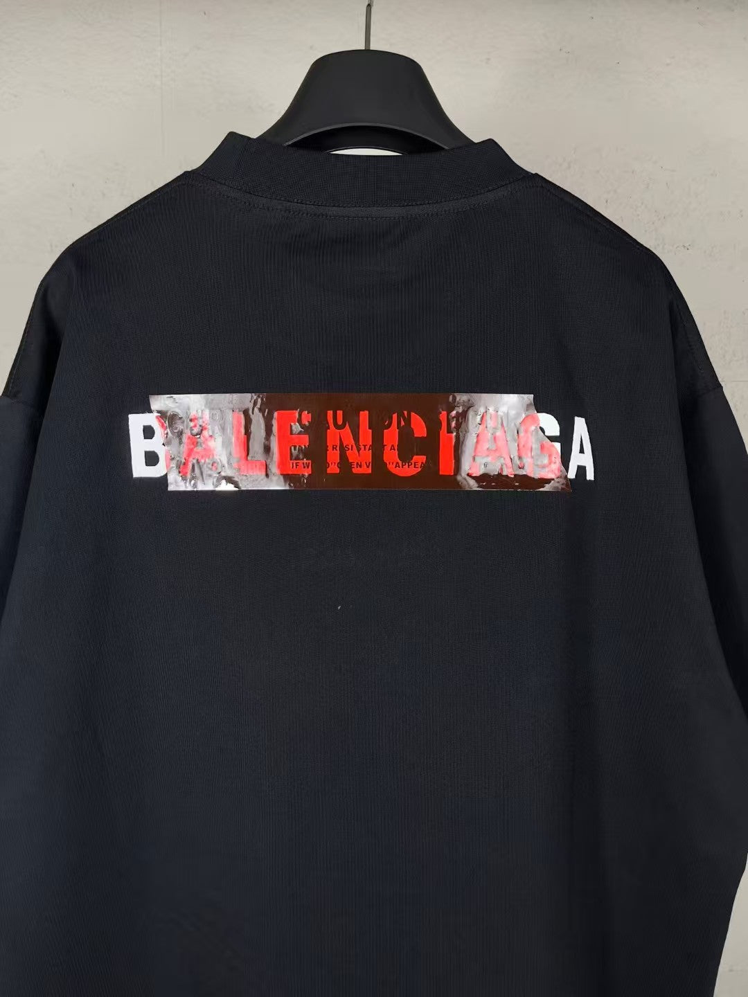 Embroidered tape pressed short sleeved T-shirt