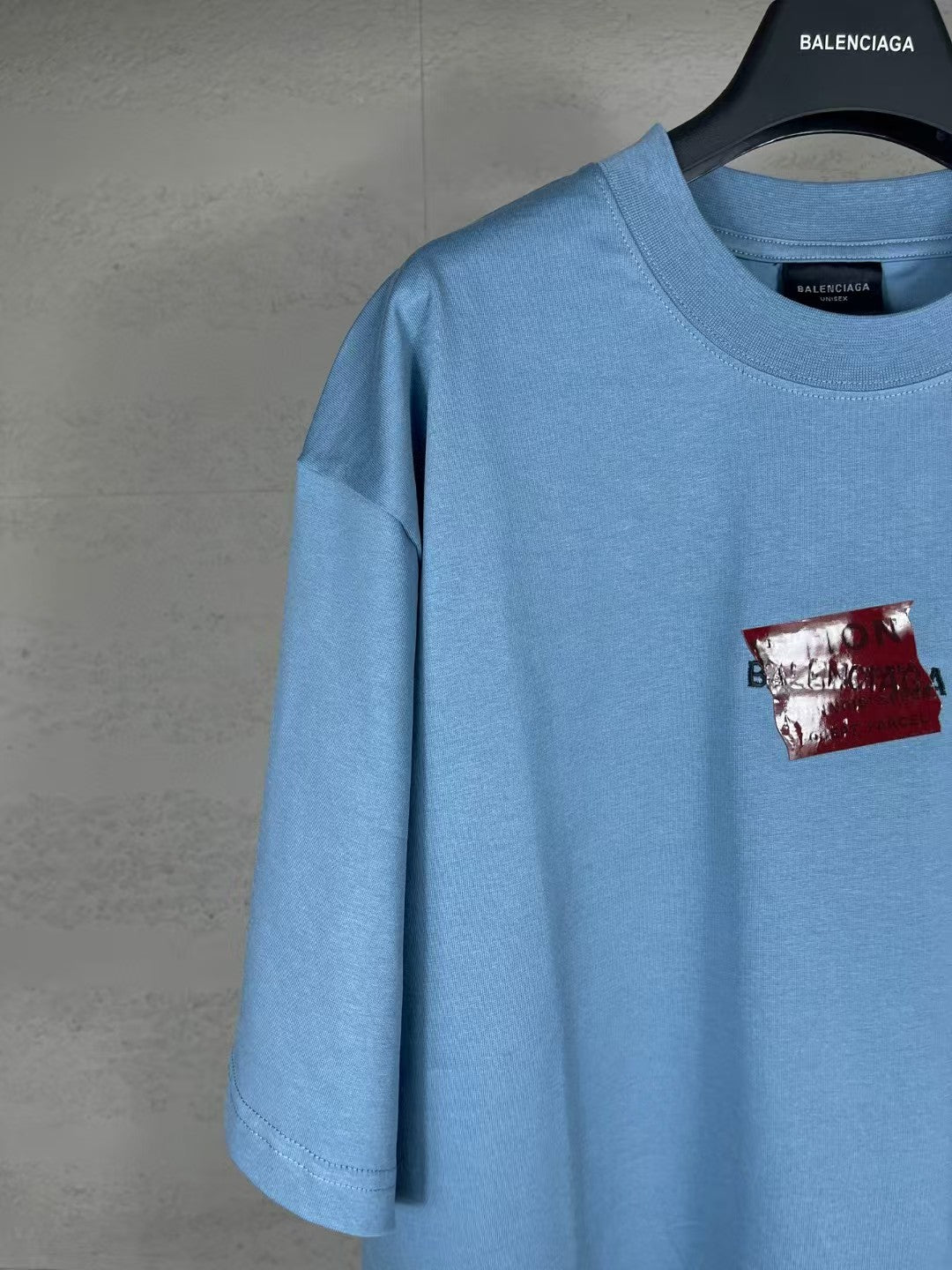 Embroidered tape pressed short sleeved T-shirt