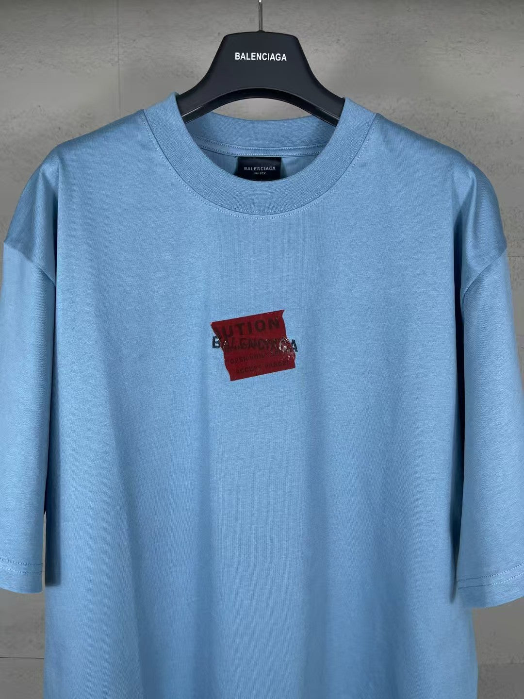 Embroidered tape pressed short sleeved T-shirt