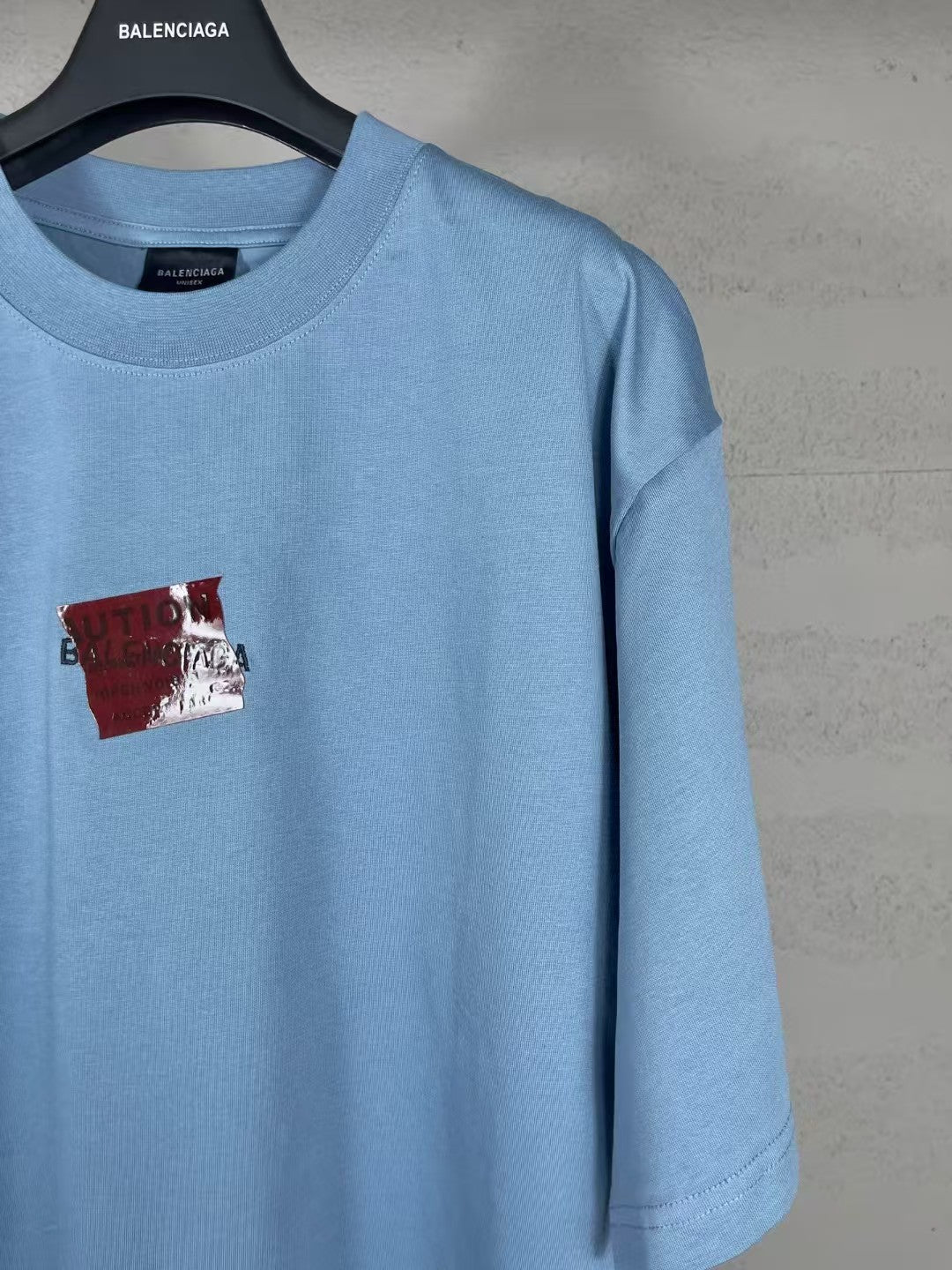 Embroidered tape pressed short sleeved T-shirt