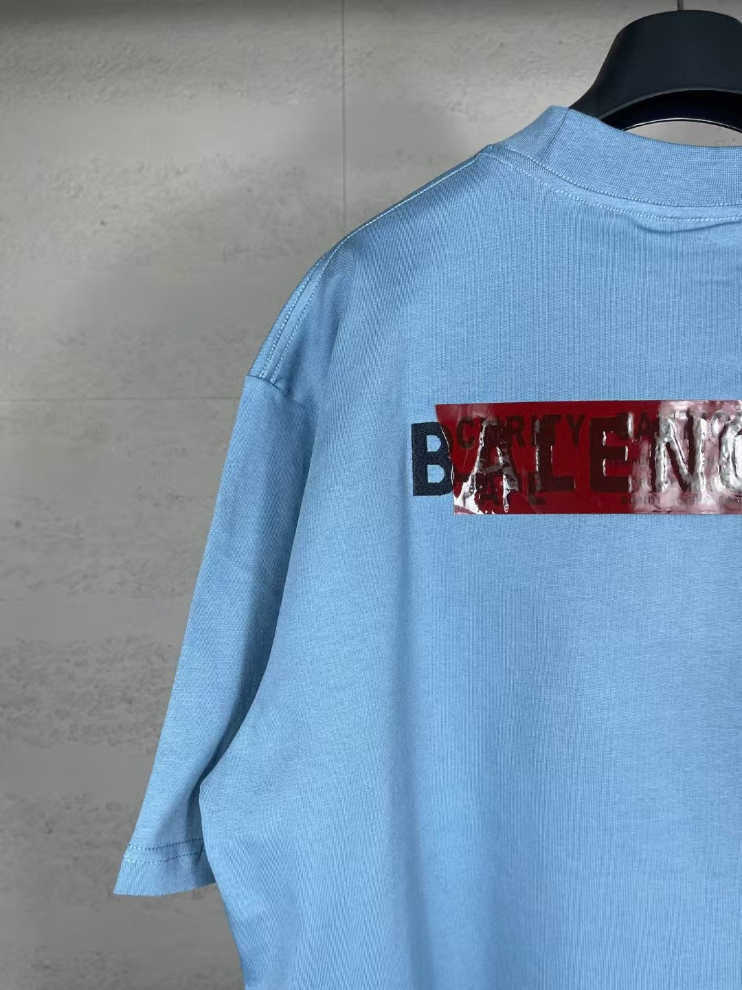Embroidered tape pressed short sleeved T-shirt