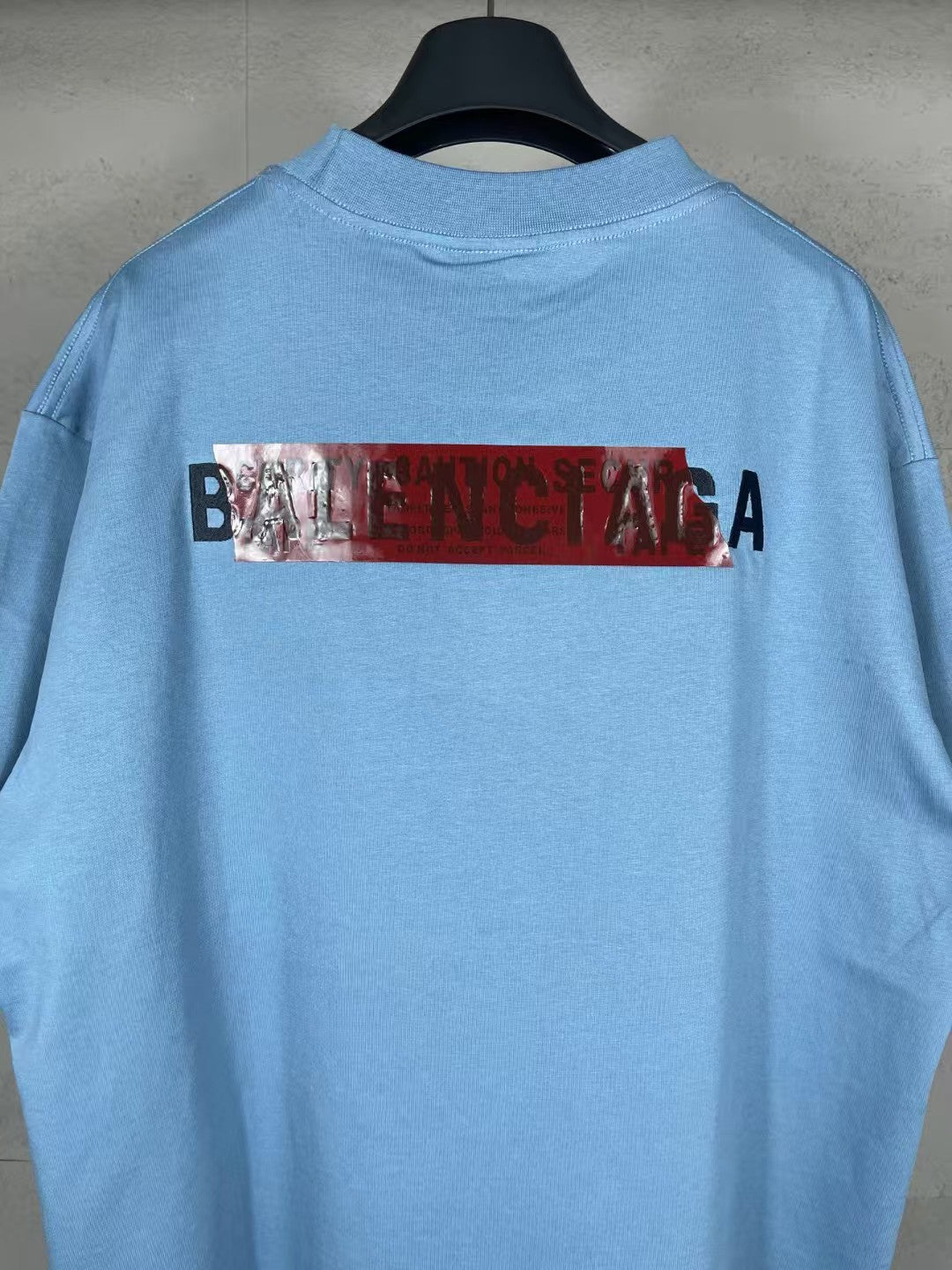 Embroidered tape pressed short sleeved T-shirt