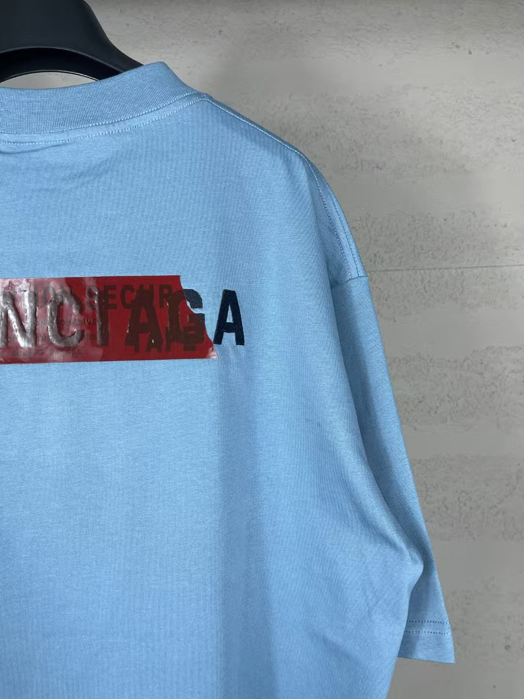 Embroidered tape pressed short sleeved T-shirt