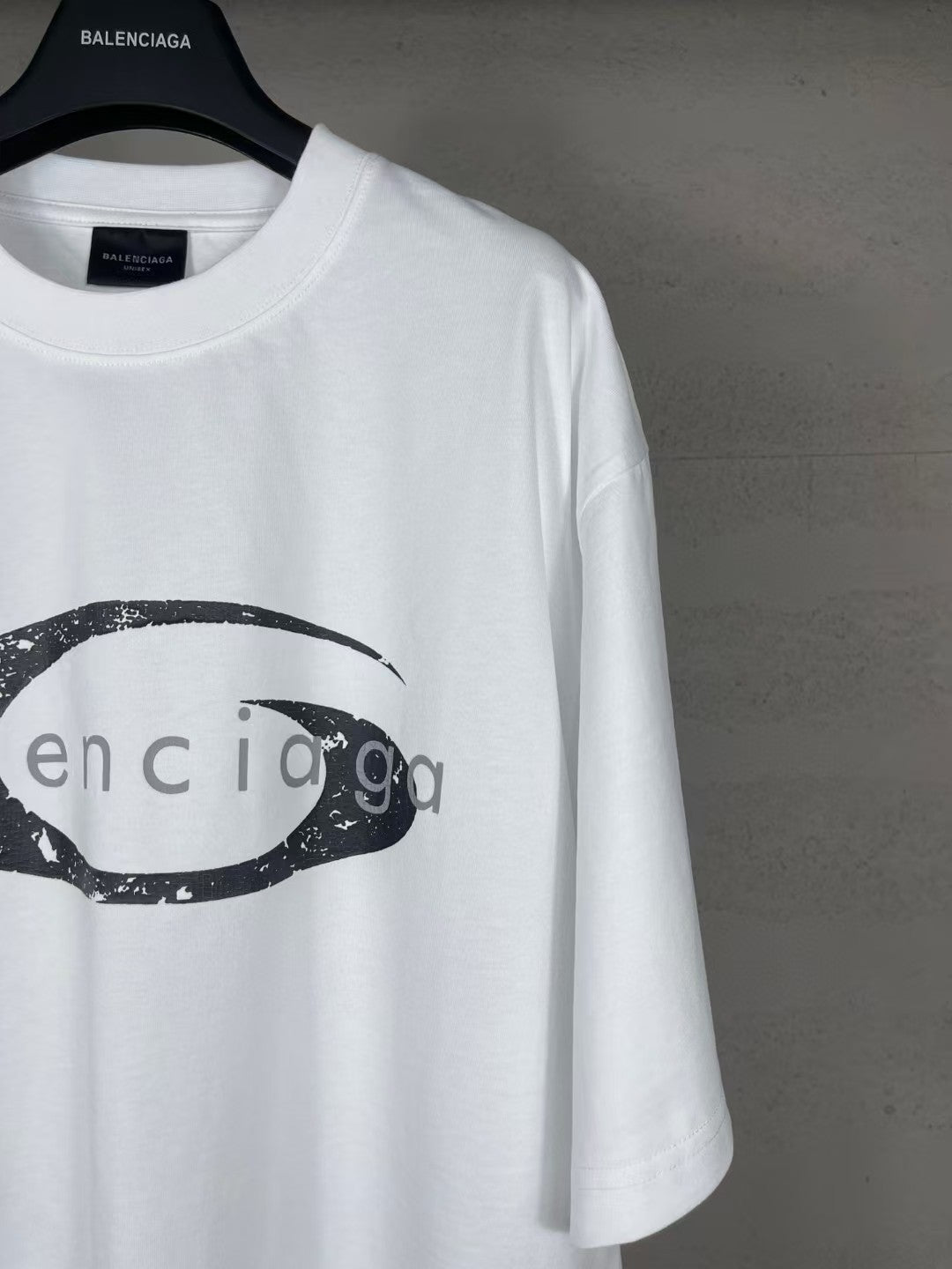 Cracked printed short sleeved T-shirt
