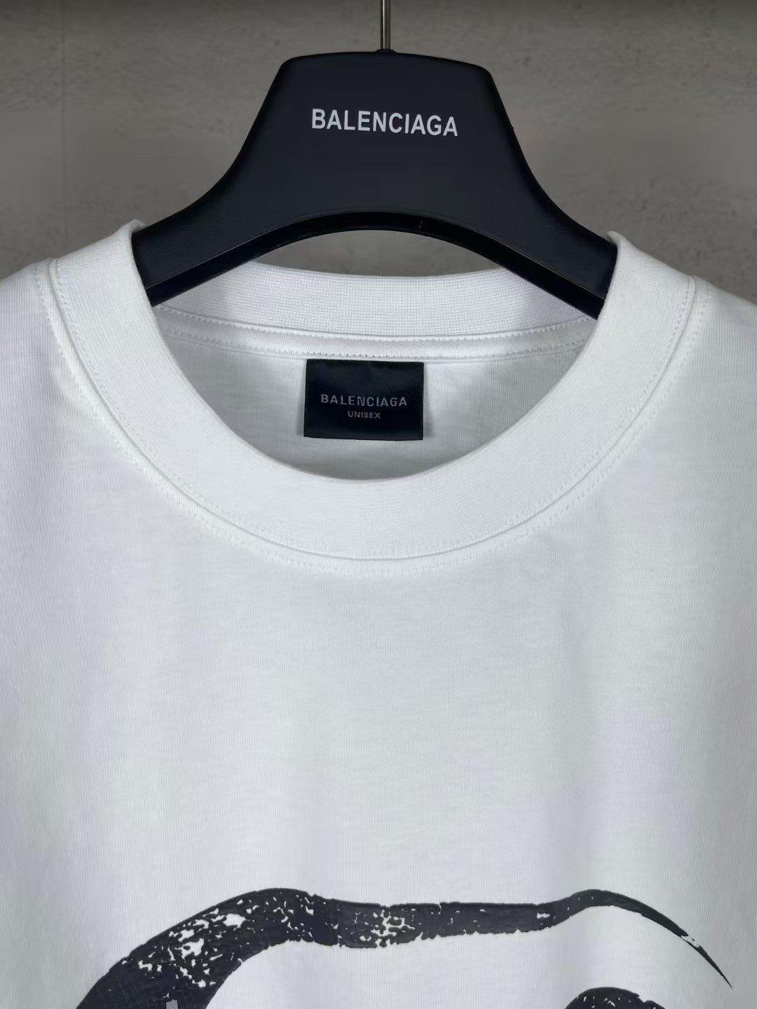 Cracked printed short sleeved T-shirt