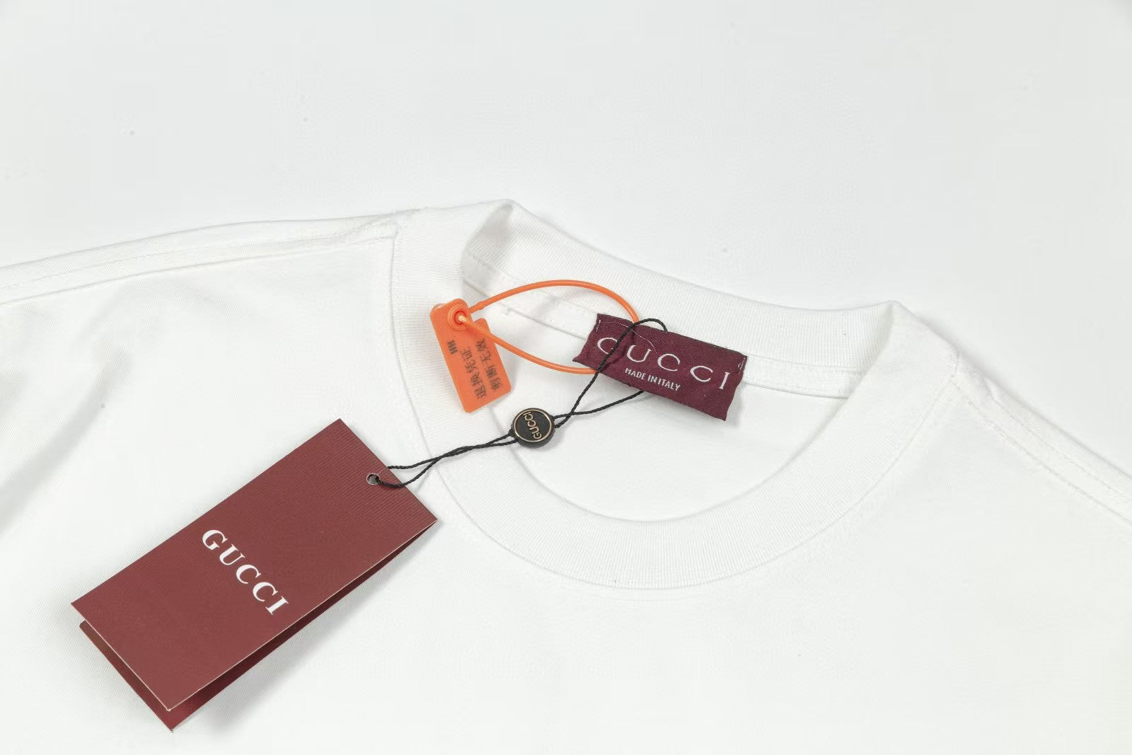 Short sleeved T-shirt with embossed letters