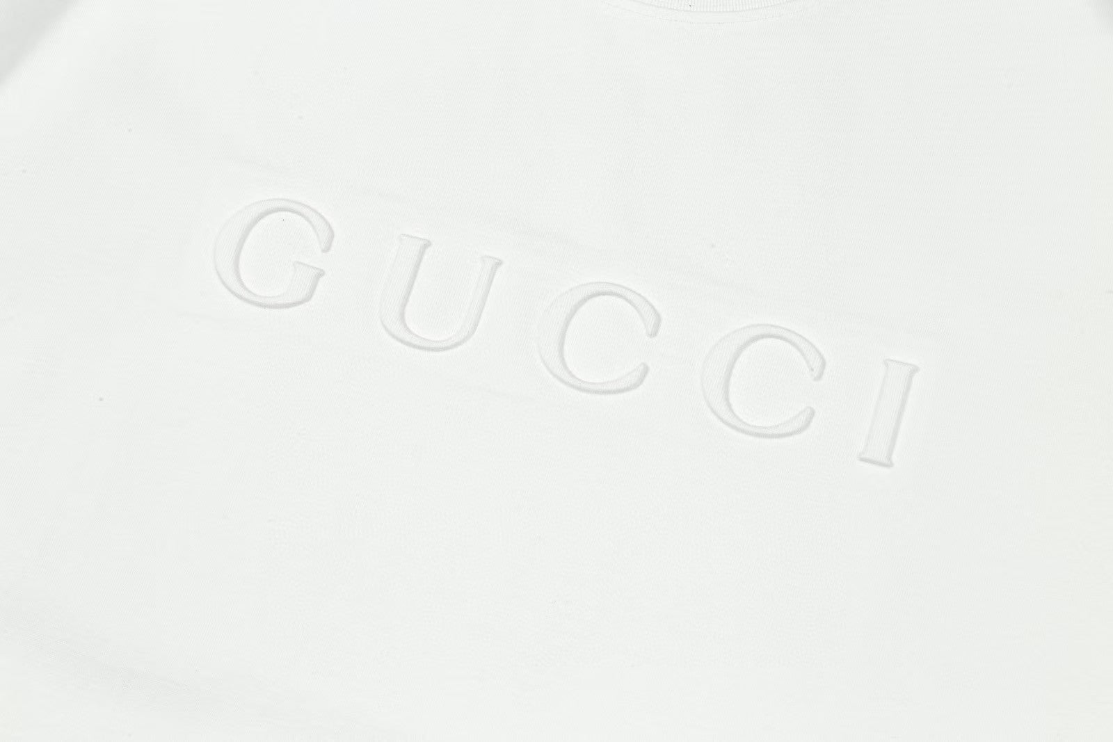 Short sleeved T-shirt with embossed letters