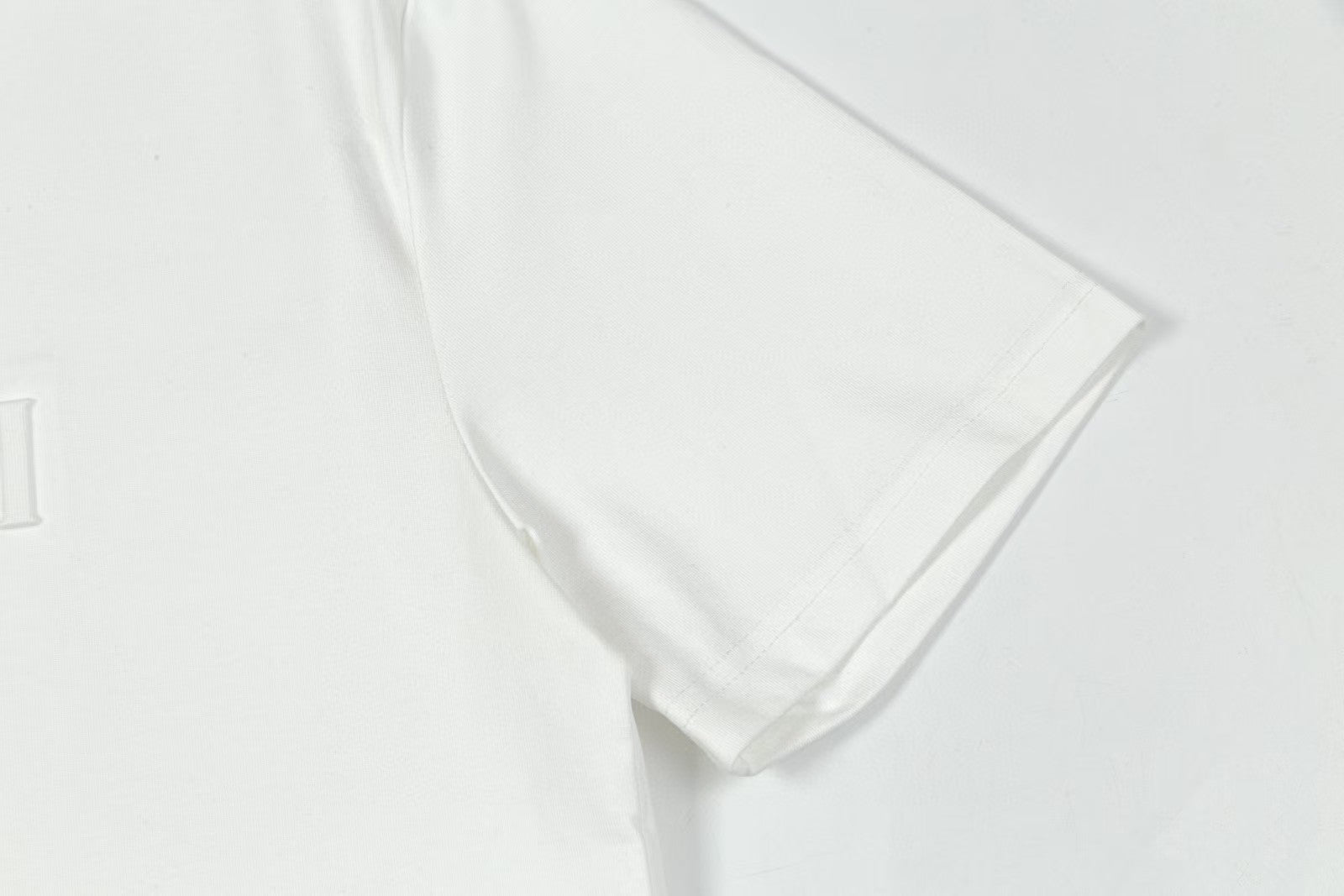 Short sleeved T-shirt with embossed letters