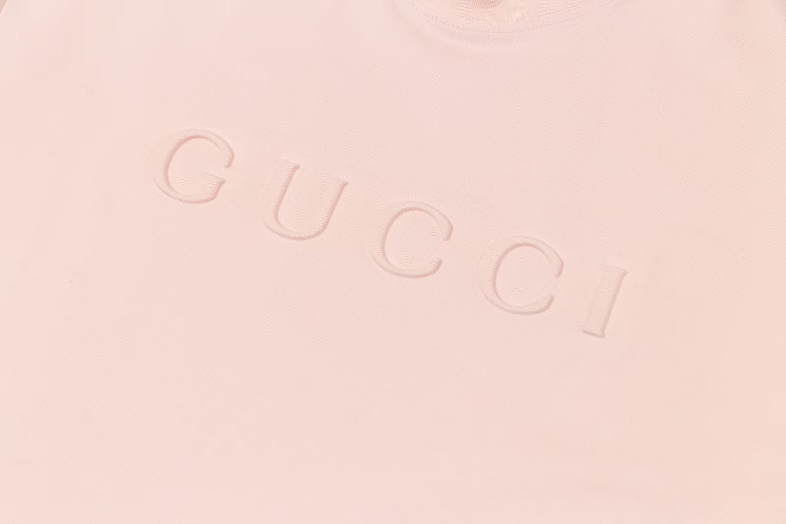Short sleeved T-shirt with embossed letters