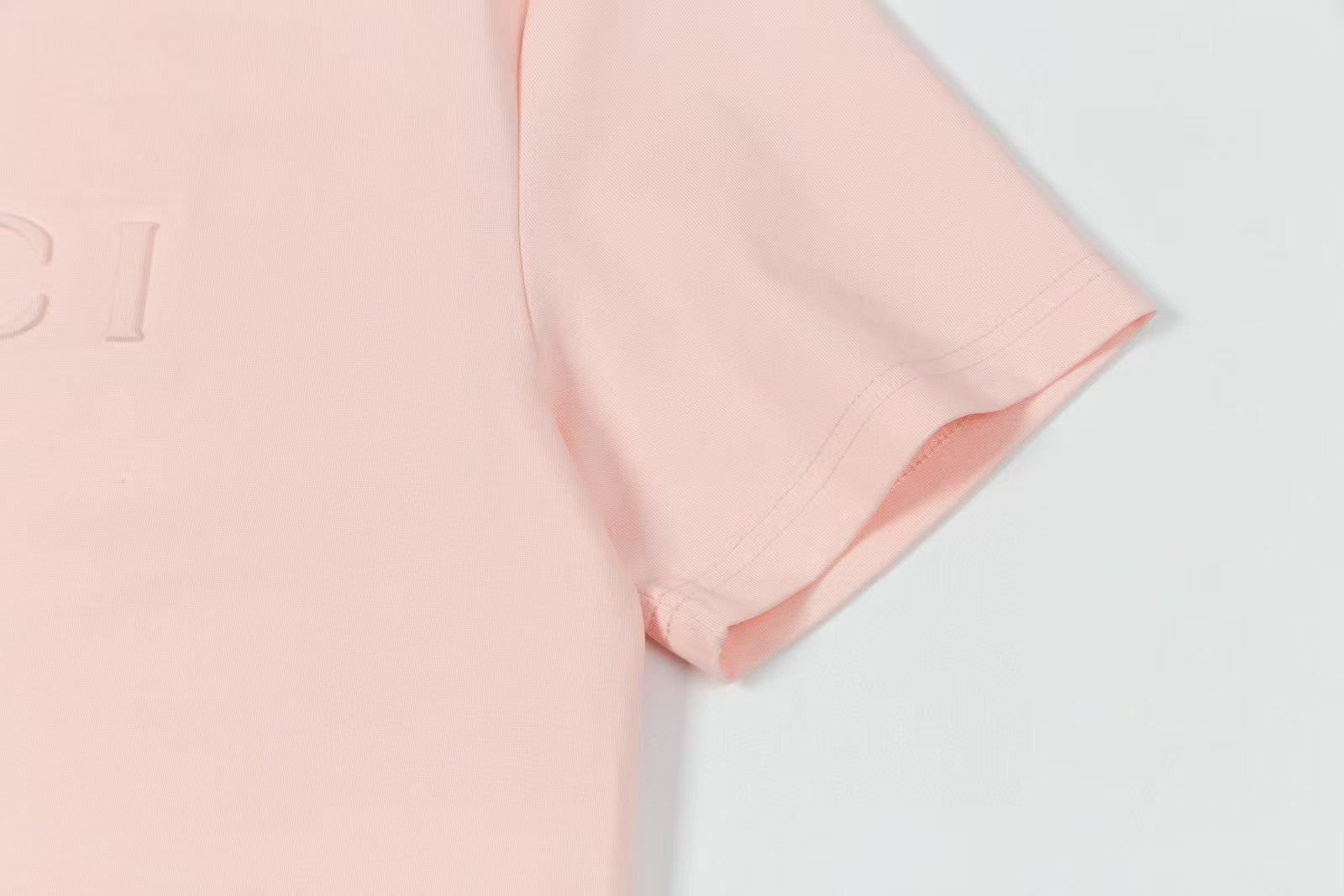 Short sleeved T-shirt with embossed letters
