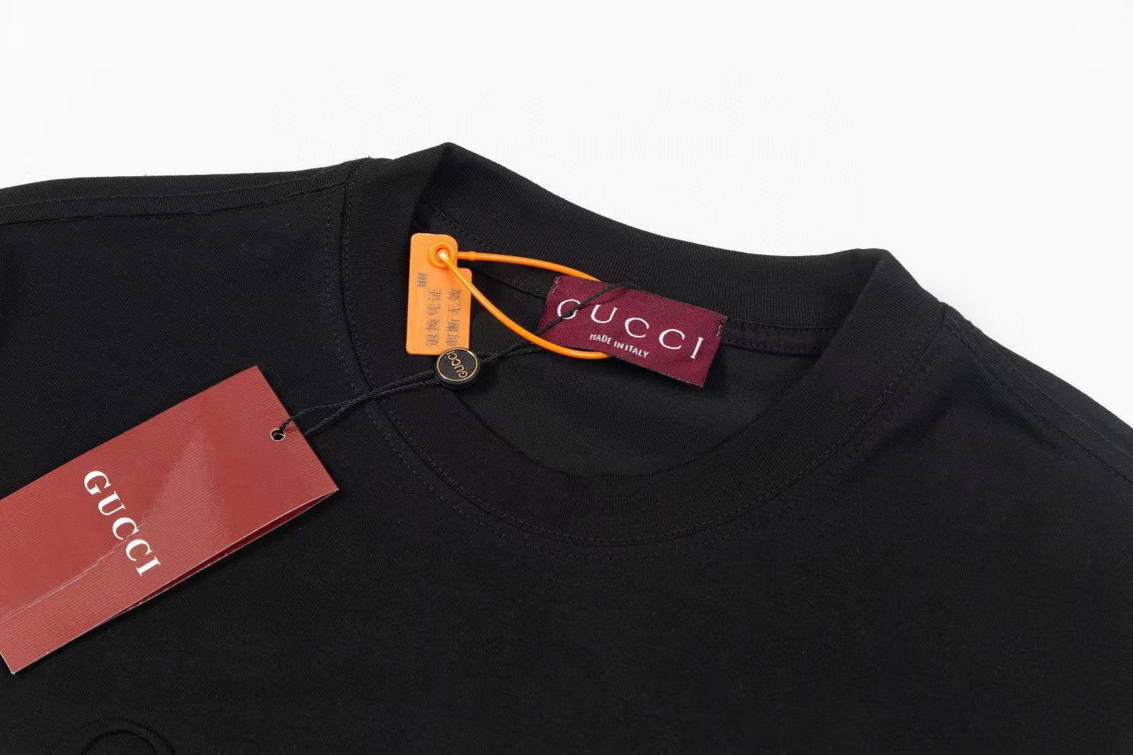 Short sleeved T-shirt with embossed letters