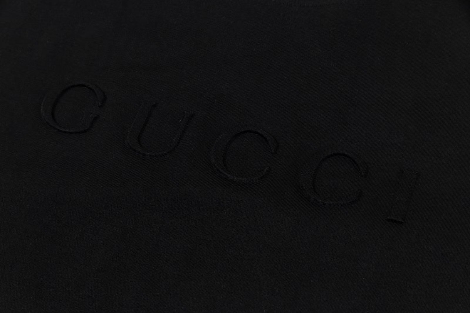 Short sleeved T-shirt with embossed letters