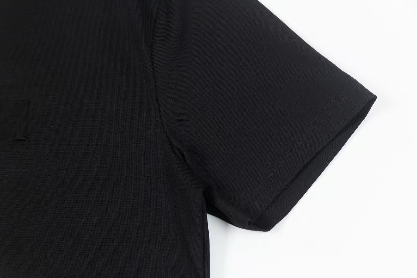 Short sleeved T-shirt with embossed letters