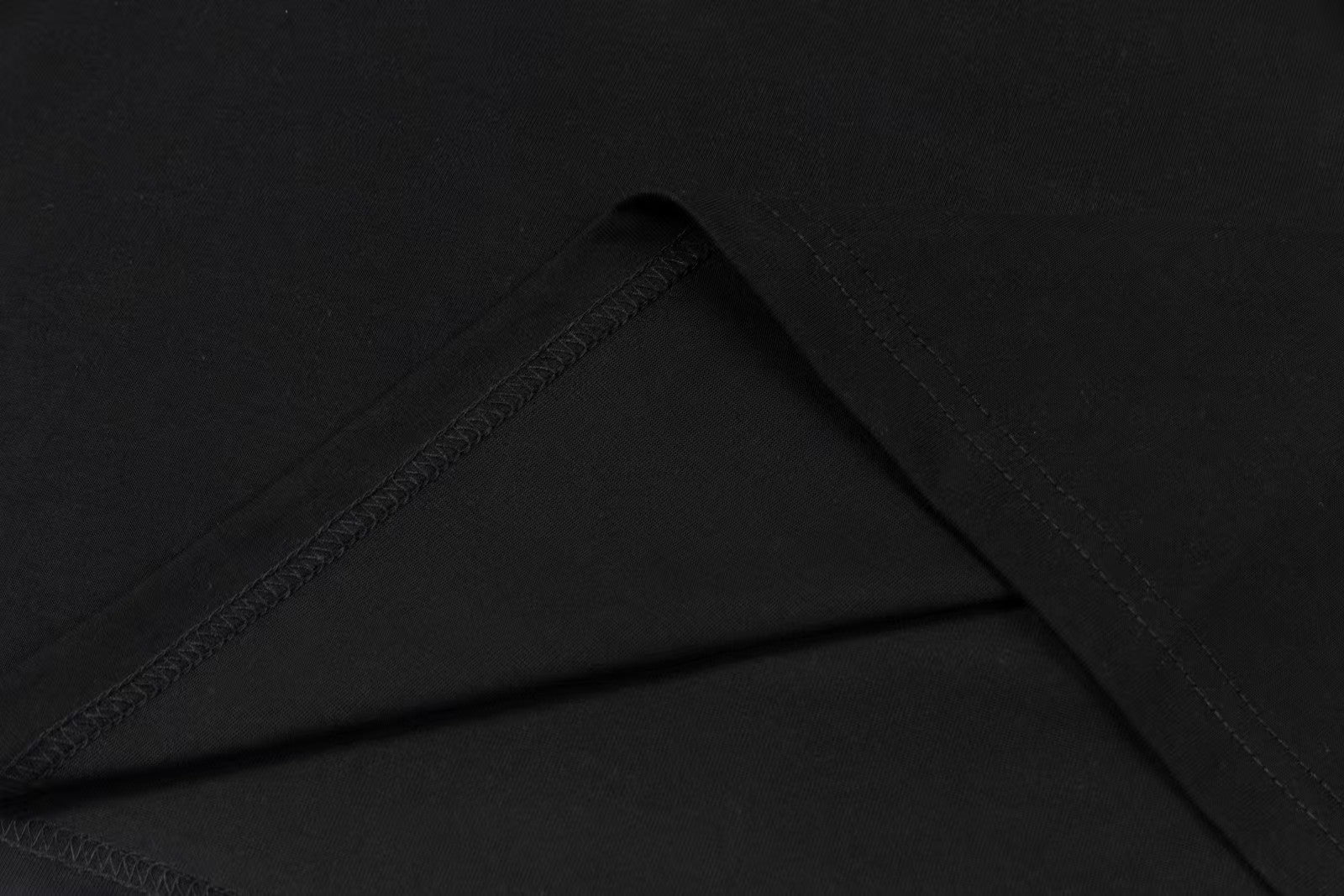 Short sleeved T-shirt with embossed letters