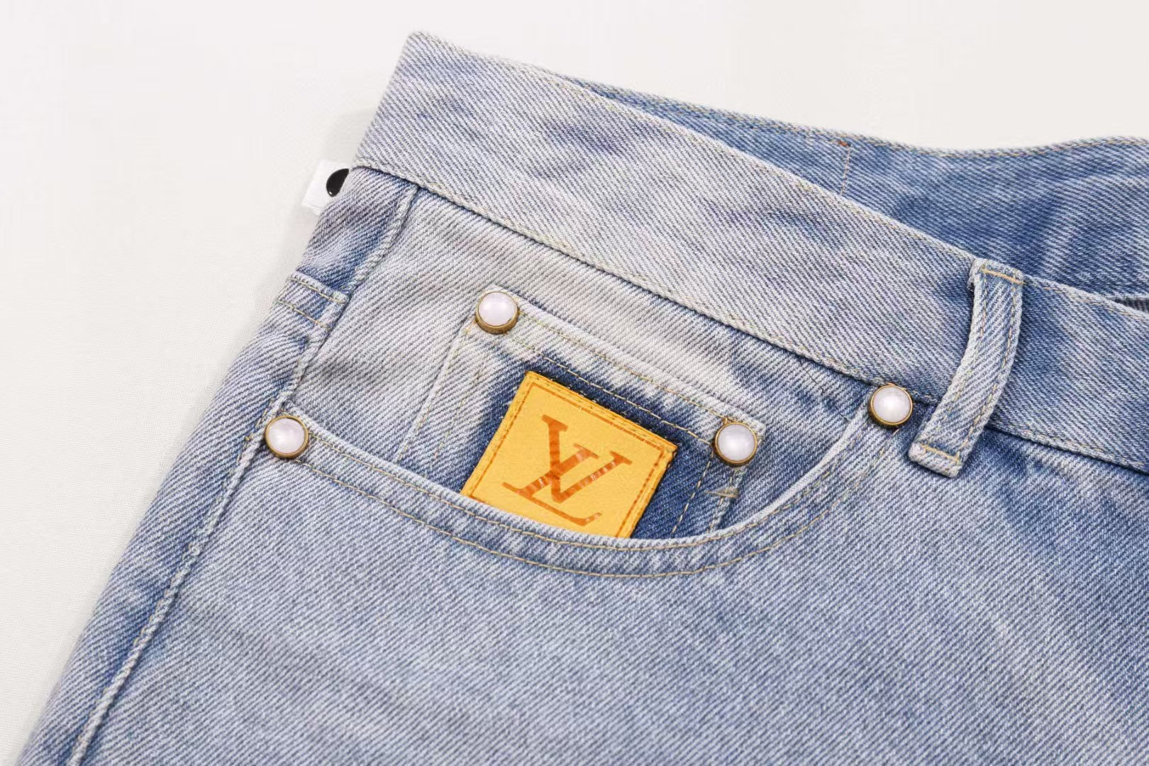 Embroidered denim shorts with back pocket