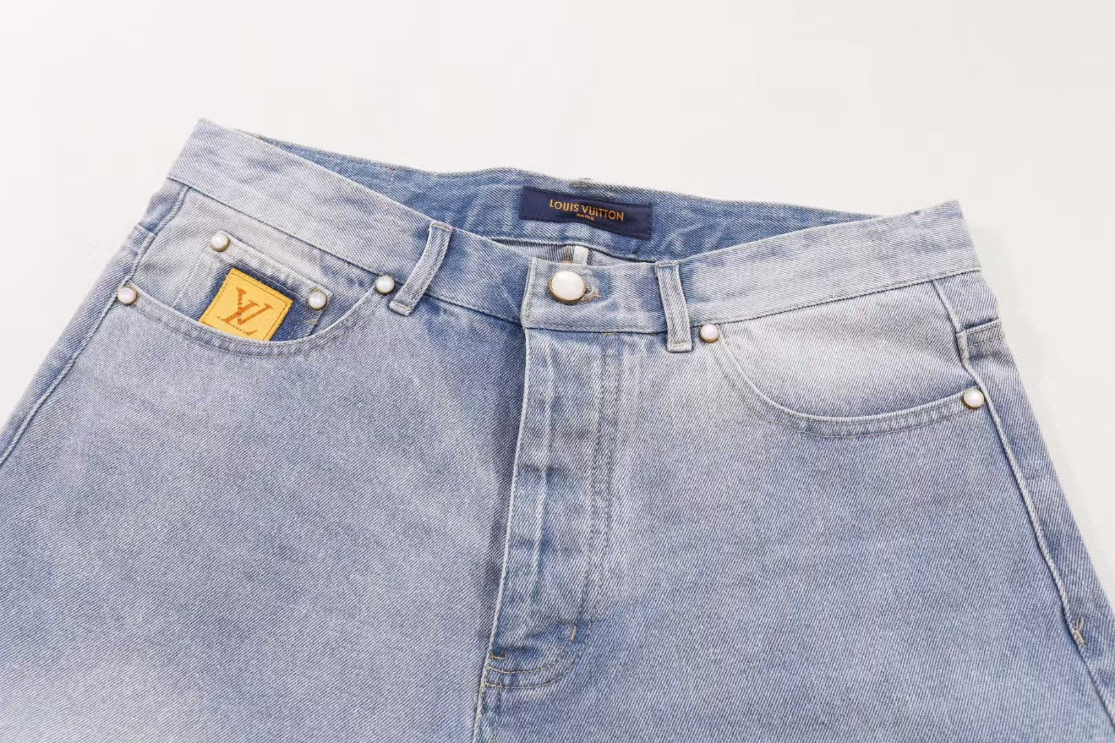Embroidered denim shorts with back pocket