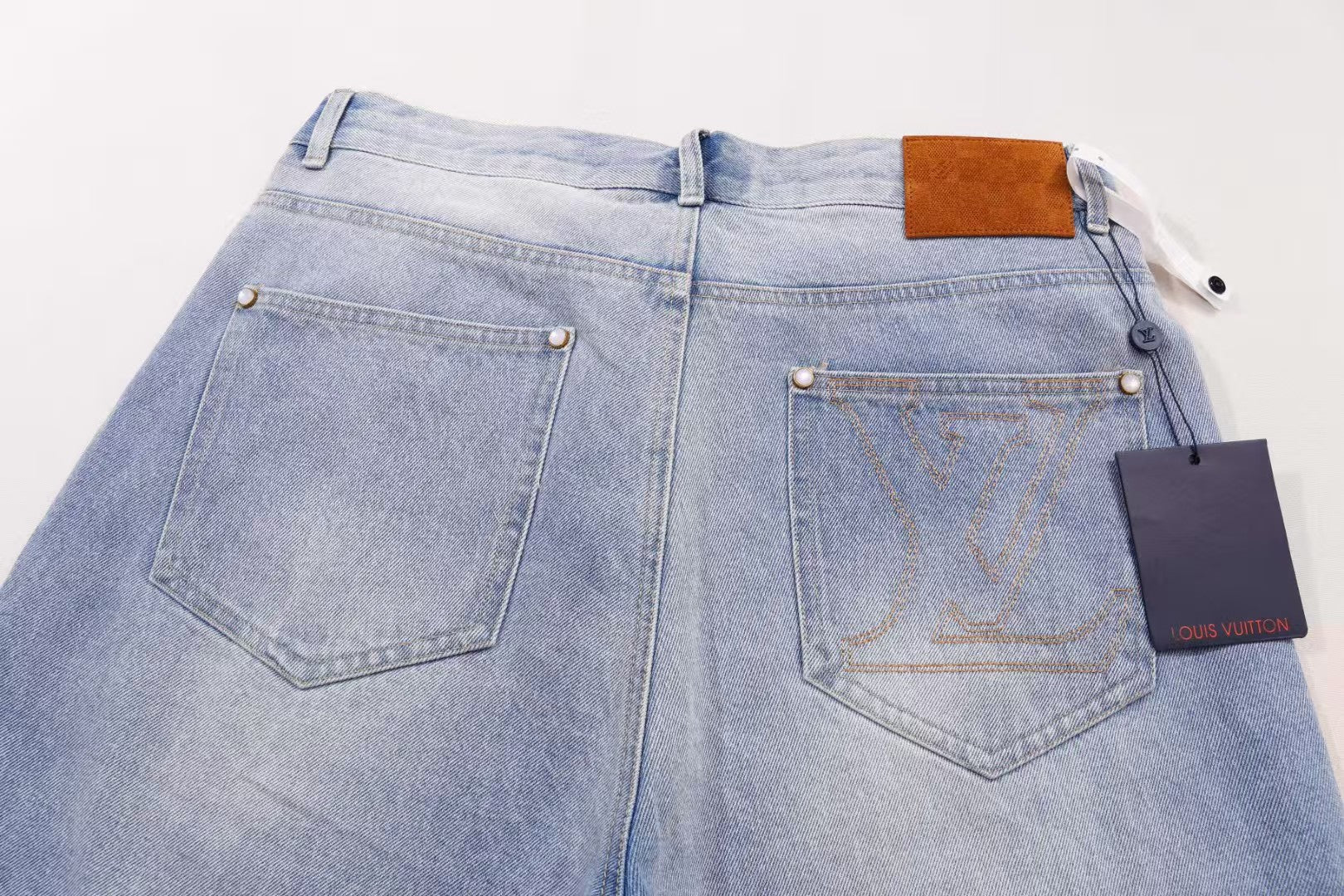 Embroidered denim shorts with back pocket